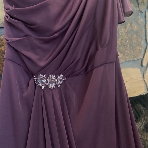 Formal dress - Picture 2 of 3